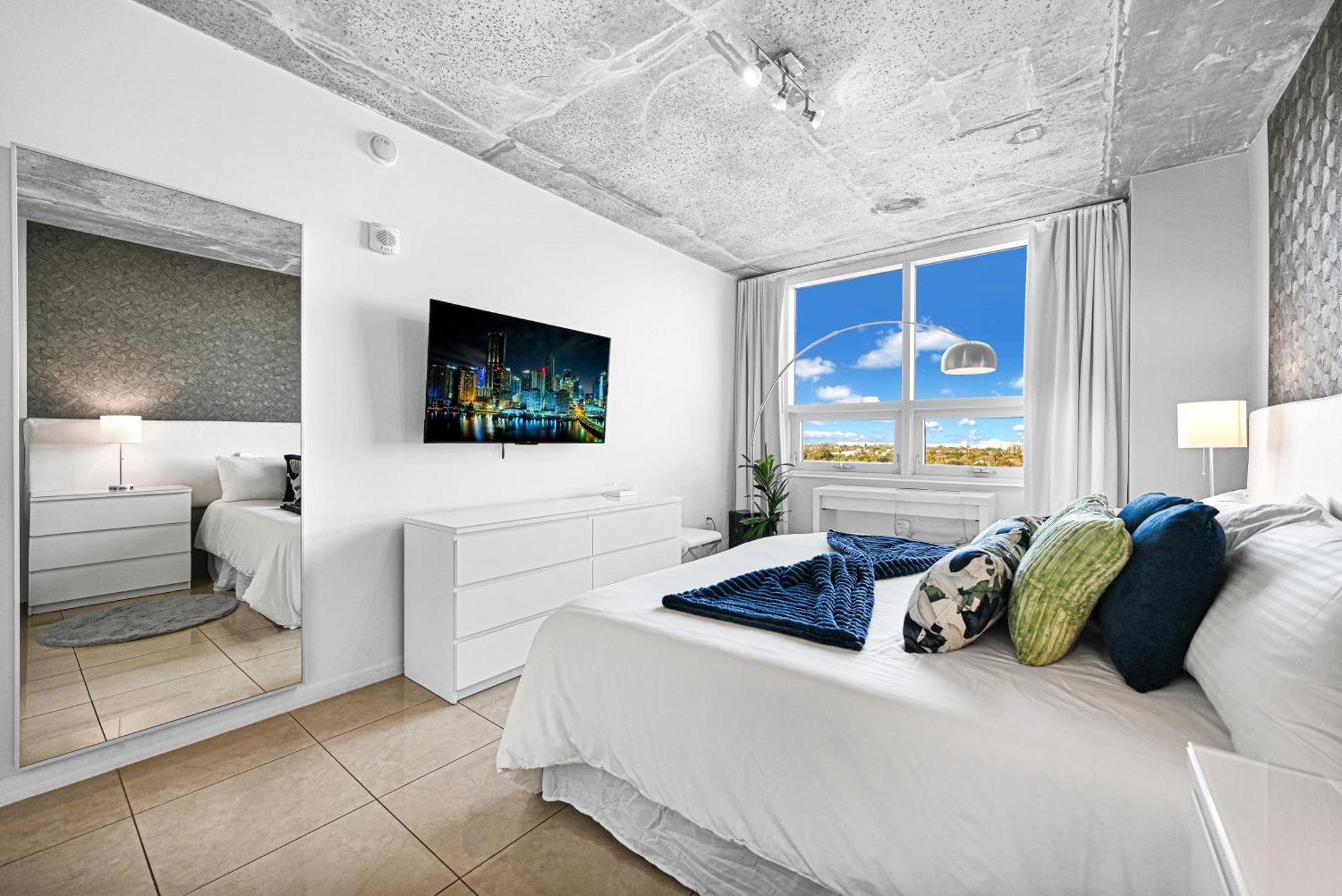 Exclusive Unit In Sunshine Apartment *