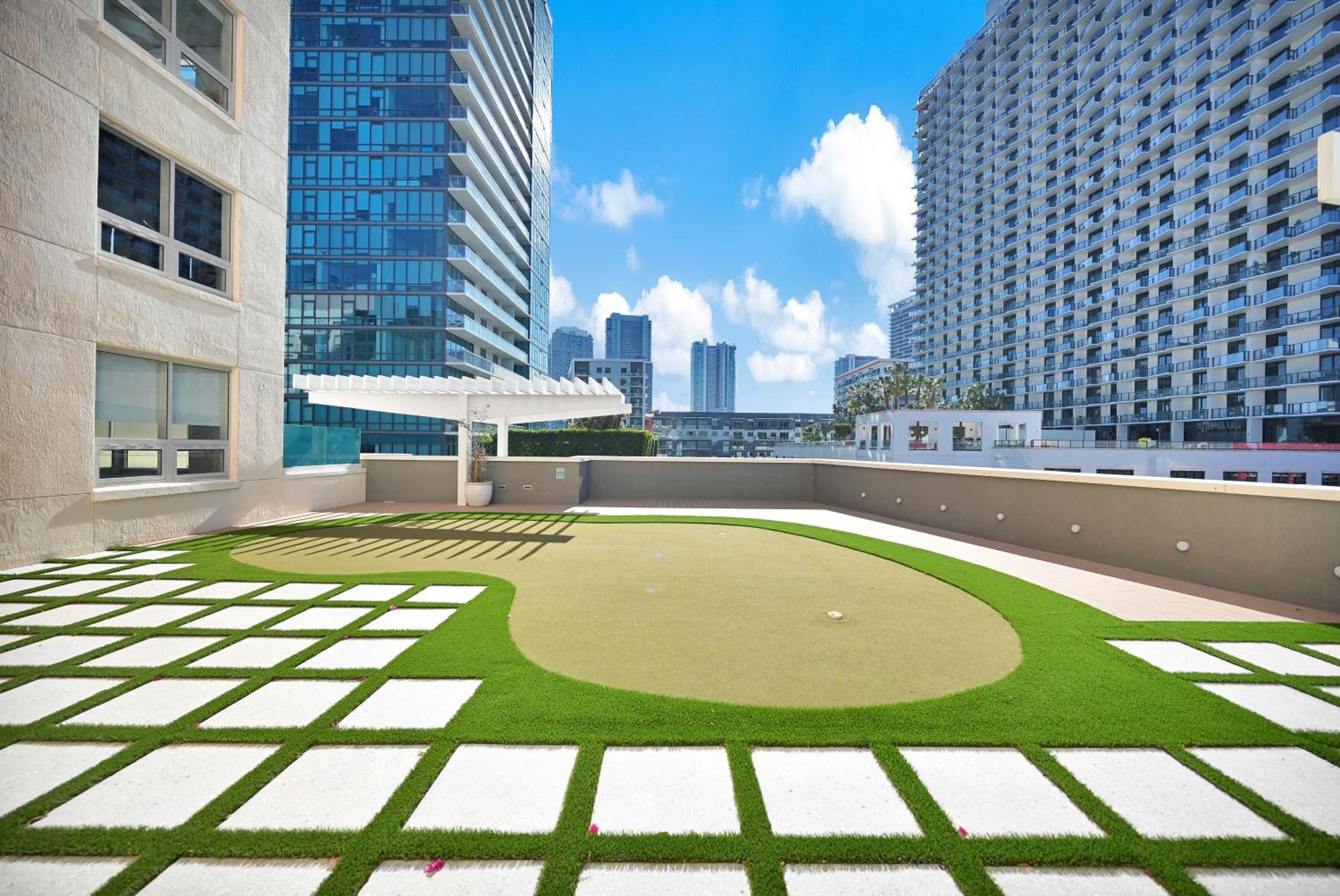 Exclusive Unit In Sunshine Apartment