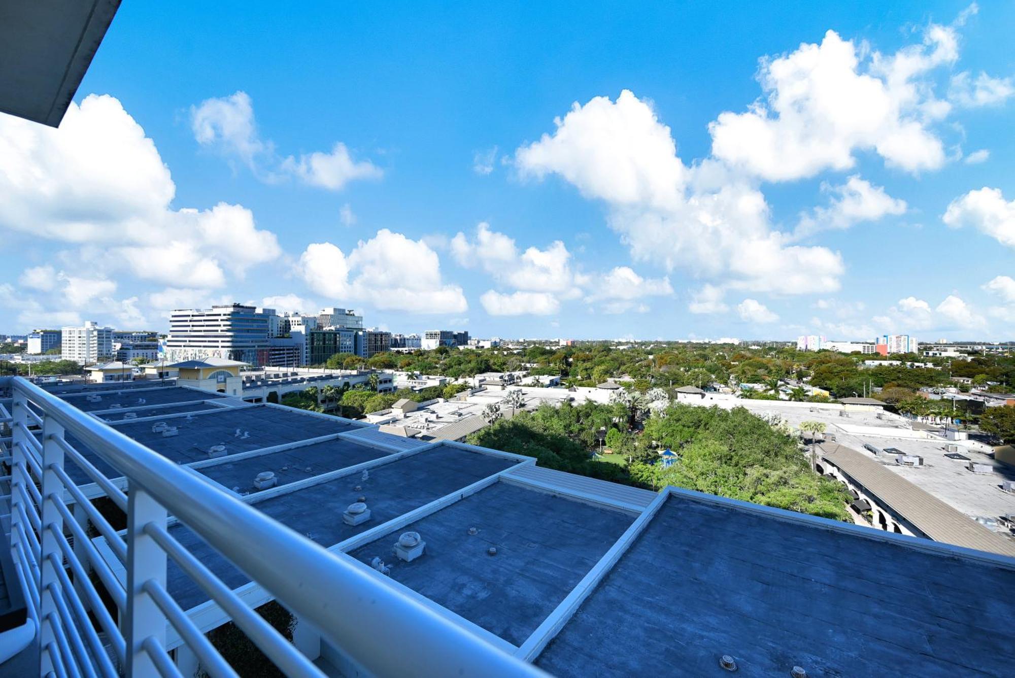 Exclusive Unit In Sunshine Apartment